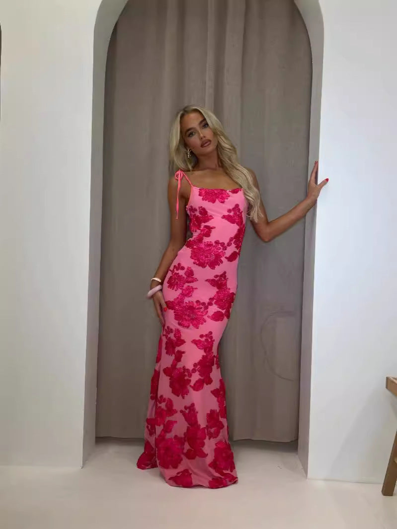 Dame Maxi Kjole med Blomsterapplikation – Figursyet Design med Bindestropper og Rund Halsudskæring