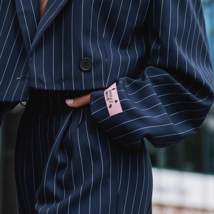 Damesæt med Nålestriber – Vide Bukser og Blazer med Dobbeltradet Knaplukning